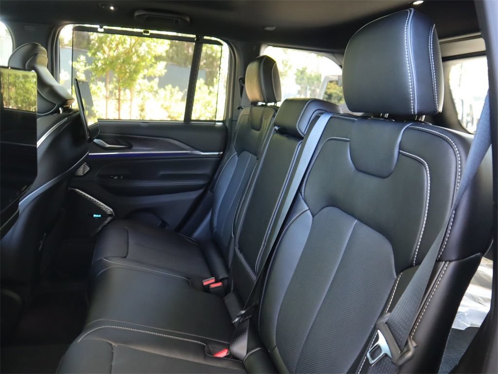 Used 2023 Jeep Grand Cherokee Overland w/ Luxury Tech Group IV RWD image 25