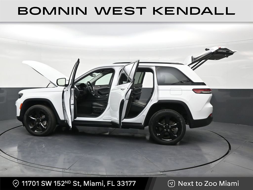 Used 2024 Jeep Grand Cherokee Limited w/ Black Appearance Package image 31