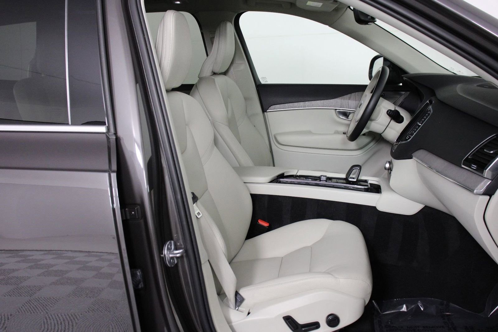 Certified 2024 Volvo XC90 T8 Plus w/ Protection Package Premier image 29