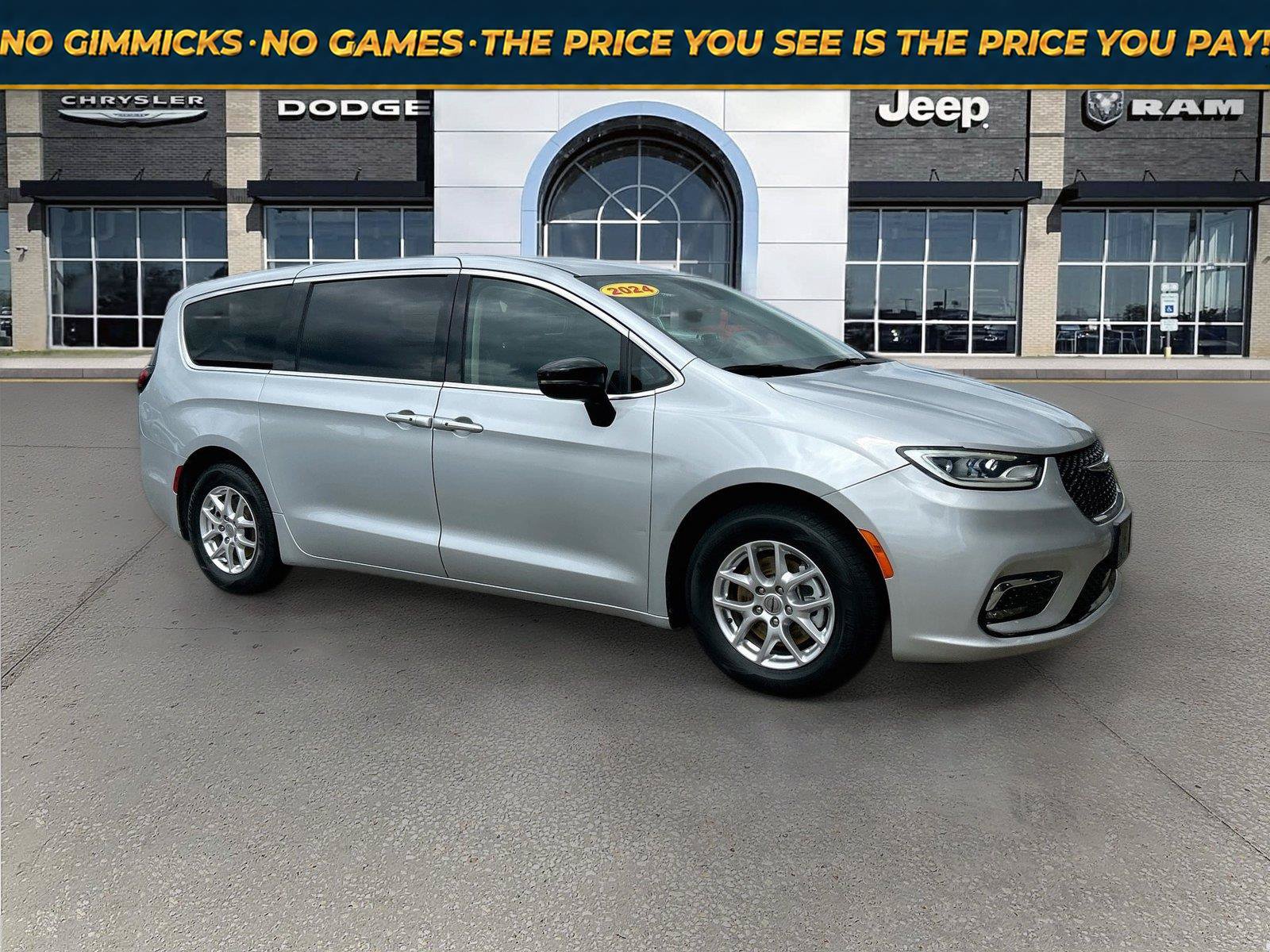 Used 2024 Chrysler Pacifica Touring-L FWD image 1