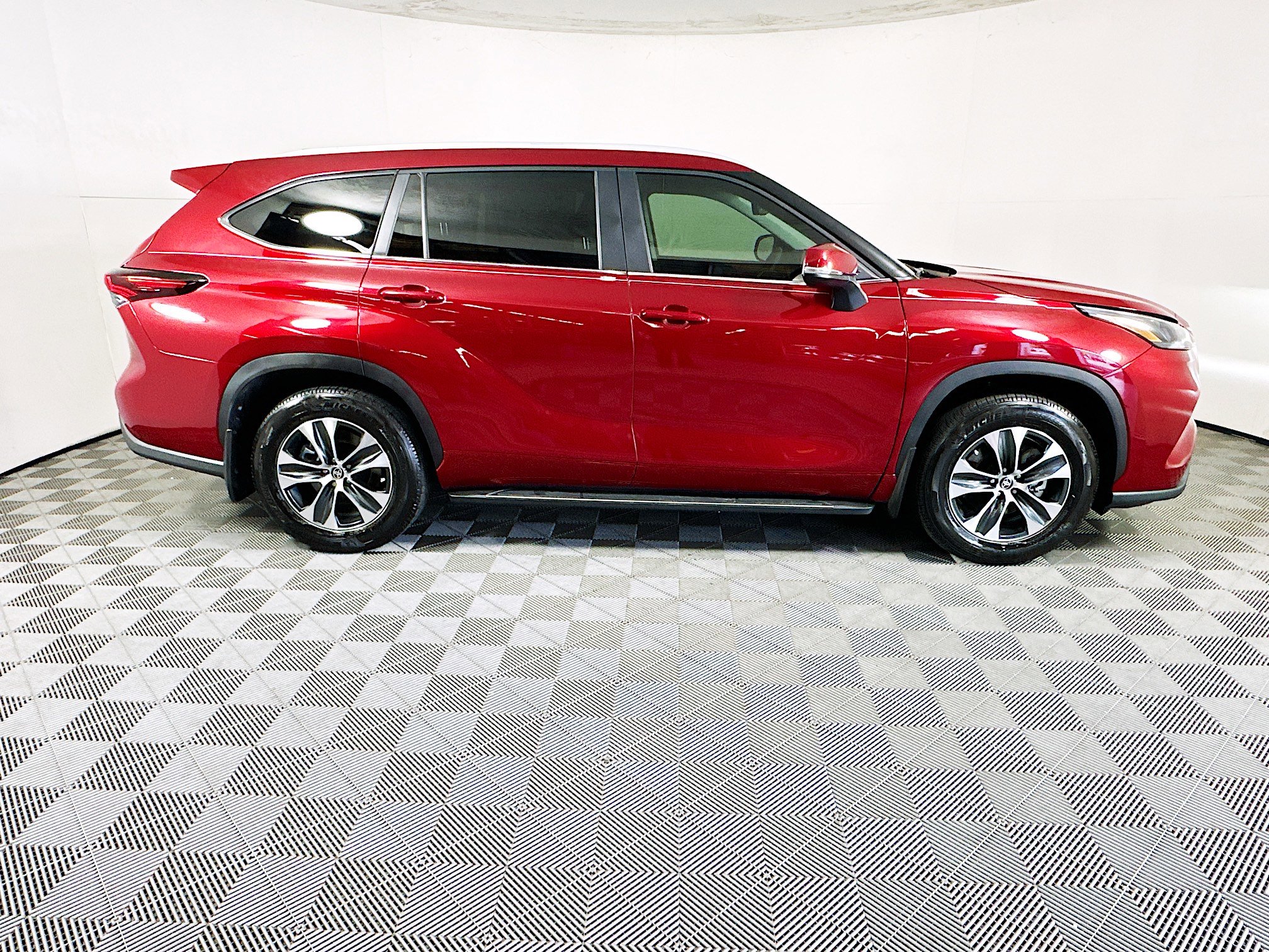 Used 2026 Toyota Highlander XLE image 2