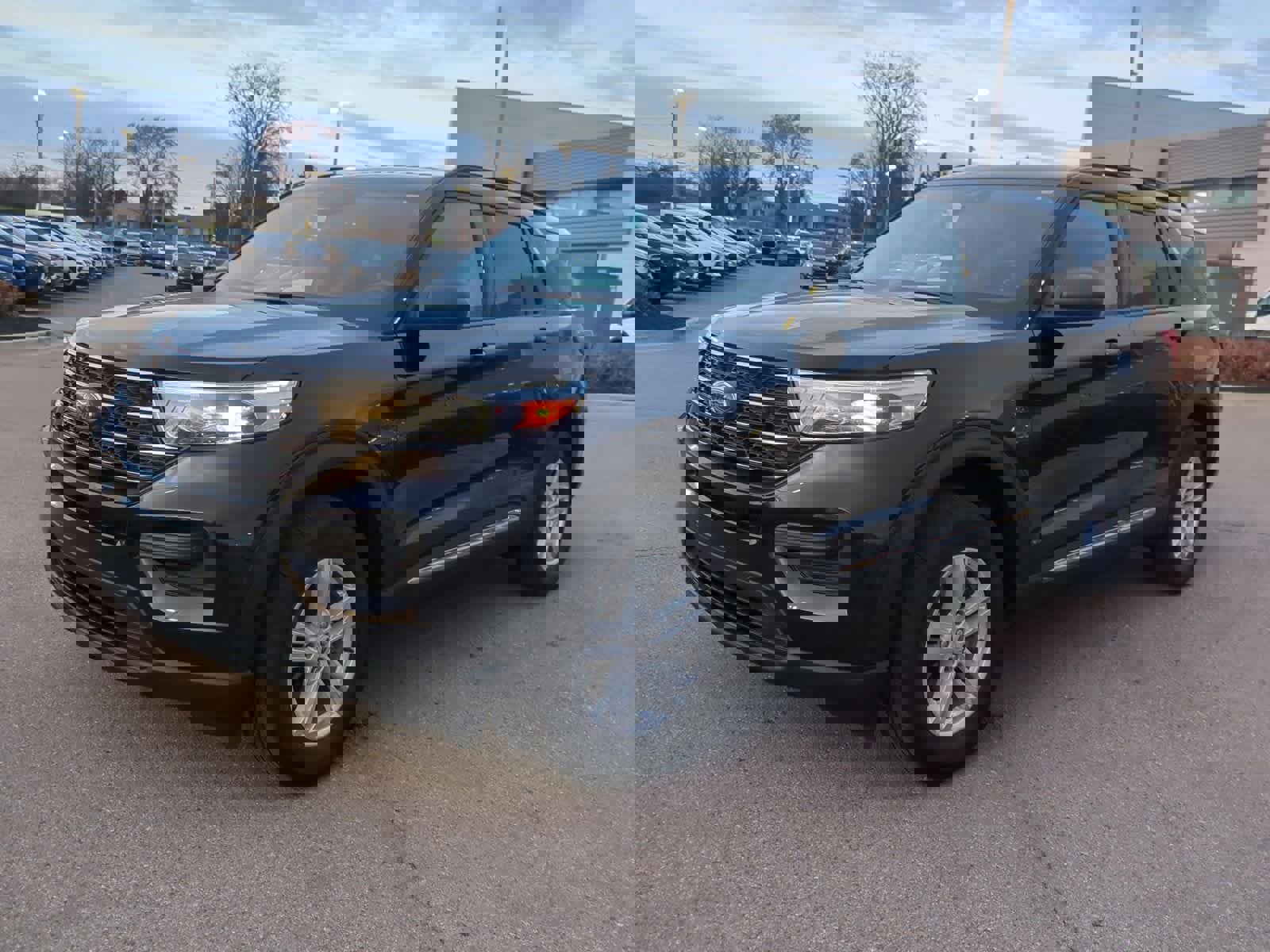 Used 2023 Ford Explorer XLT image 4