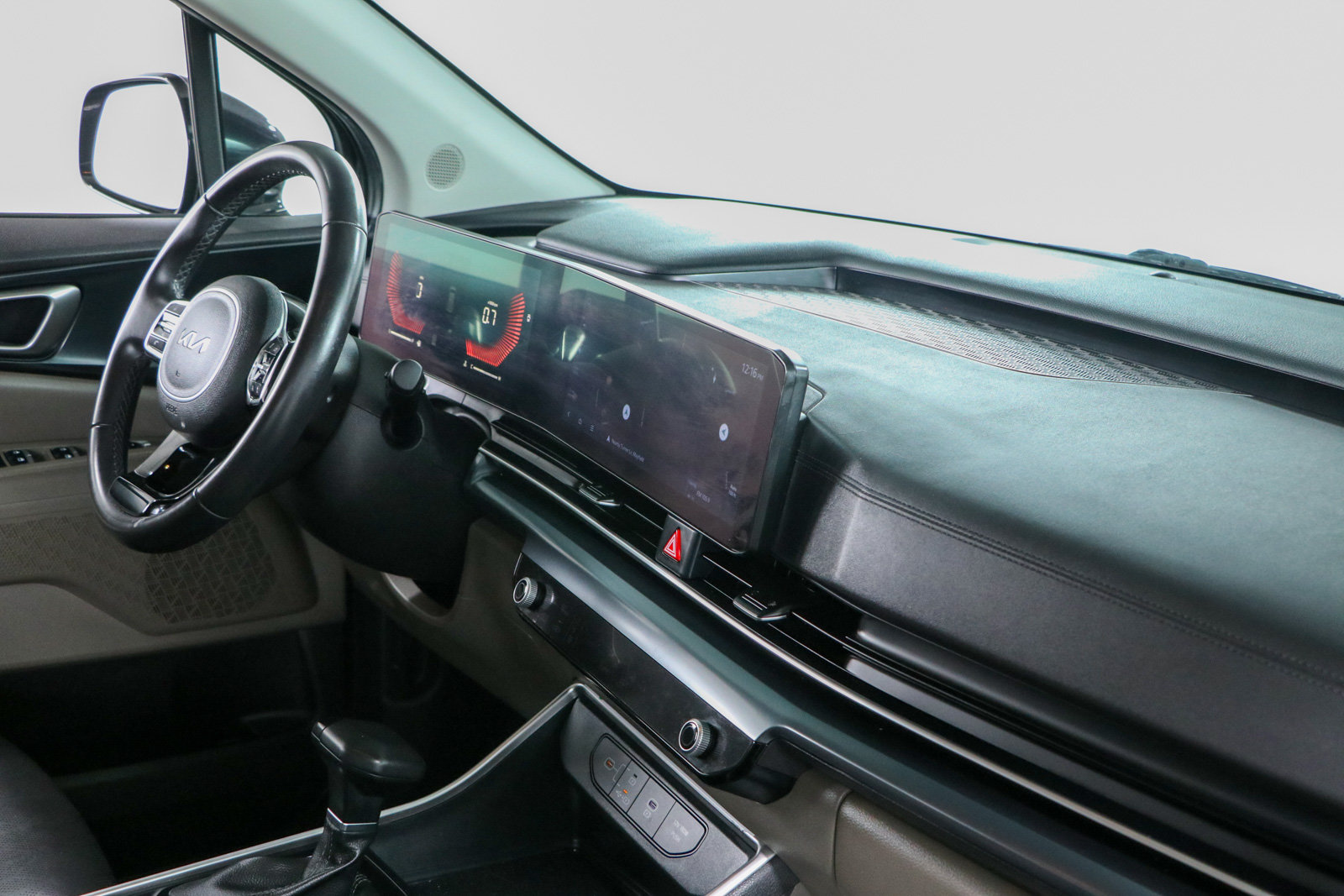 Used 2025 Kia Carnival FWD image 26