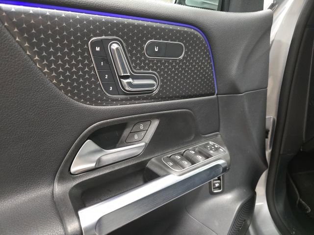 Used 2025 Mercedes-Benz GLB 250 4MATIC image 3