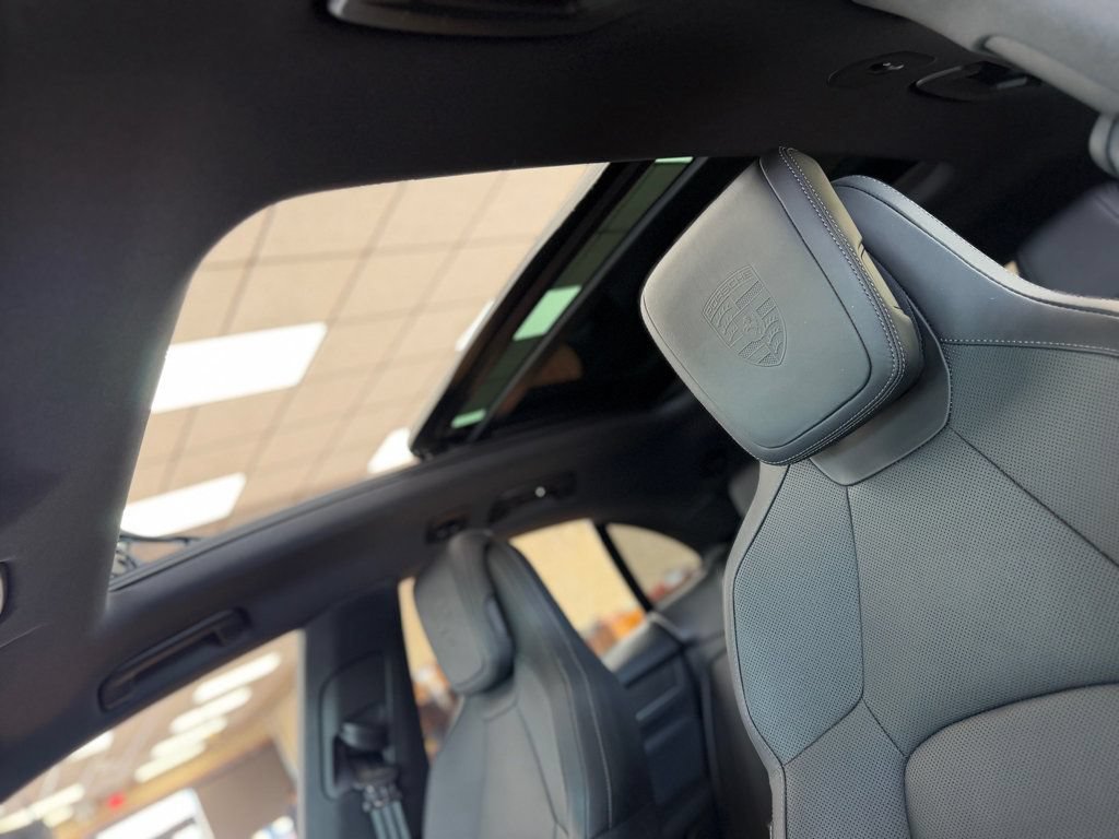 Used 2025 Porsche Macan Electric RWD image 32