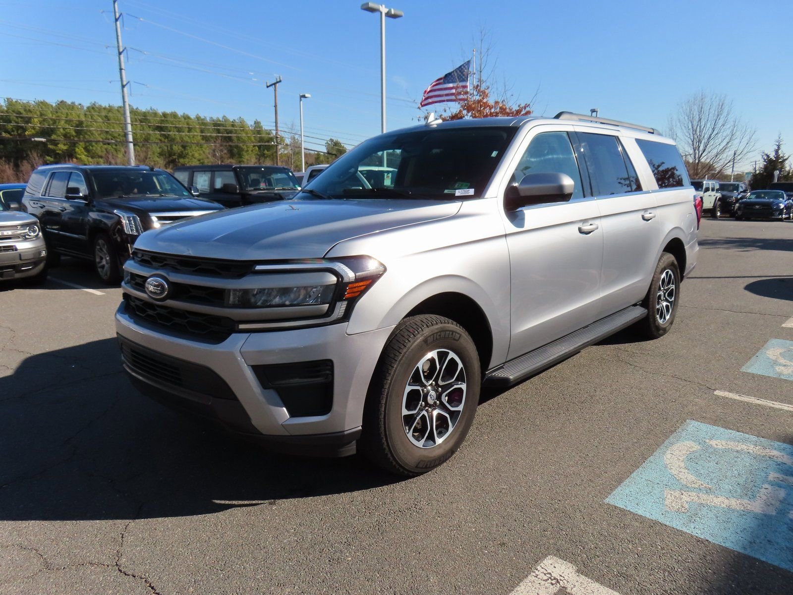 Used 2024 Ford Expedition Max XLT image 3