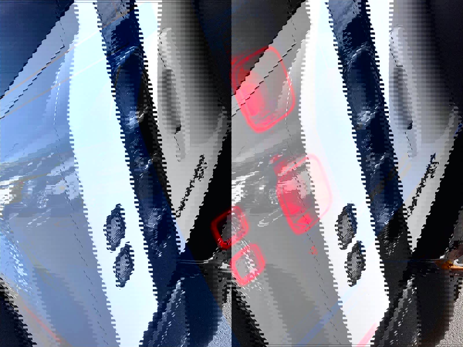 Used 2023 Land Rover Defender 130 X-Dynamic SE image 32