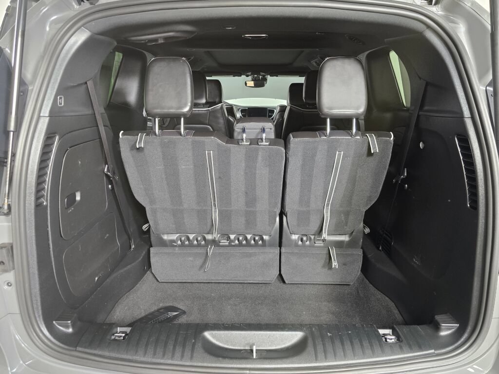 Used 2023 Chrysler Pacifica Limited w/ Uconnect Theater Family Group FWD image 15