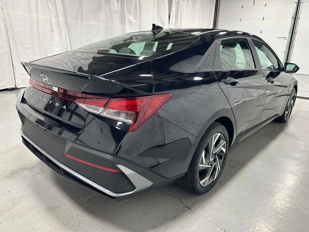 Used 2025 Hyundai Elantra Sport image 7
