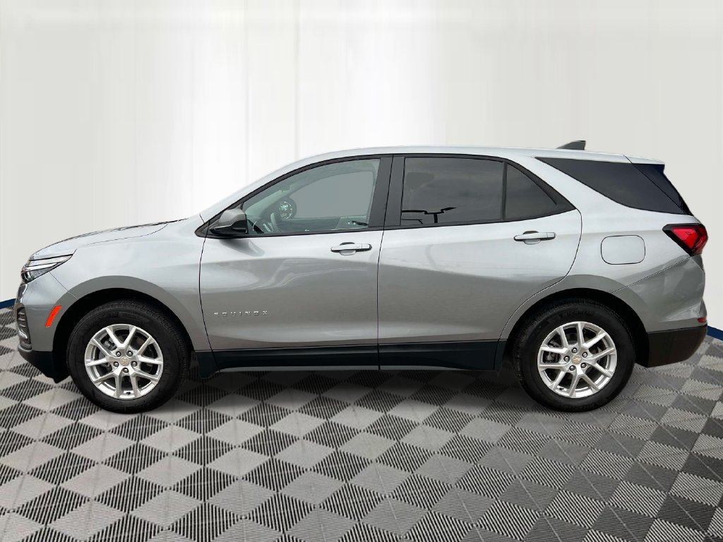 Used 2024 Chevrolet Equinox LS w/ LS Convenience Package FWD image 2