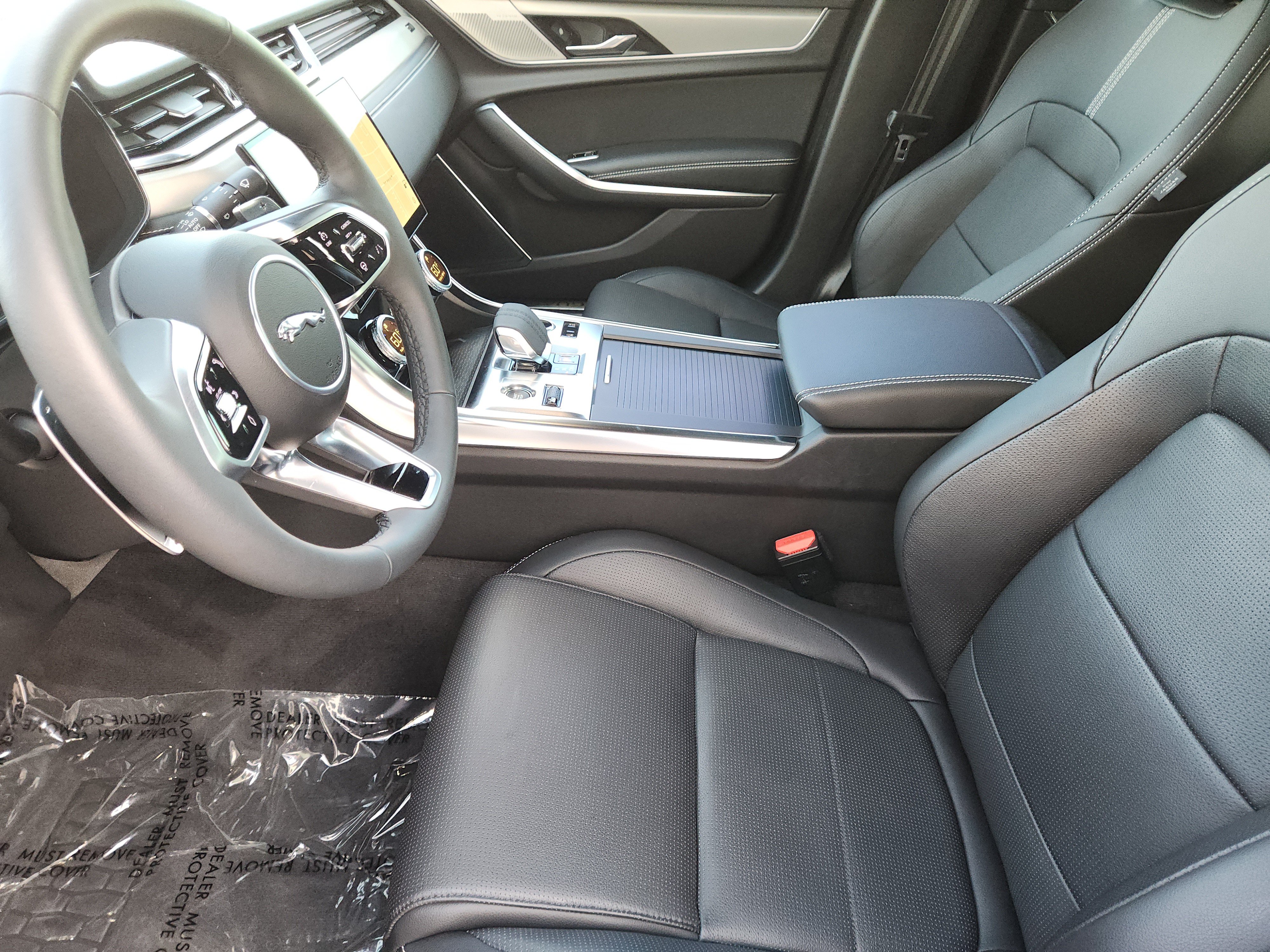 Certified 2024 Jaguar XF R-Dynamic SE AWD/4WD image 13