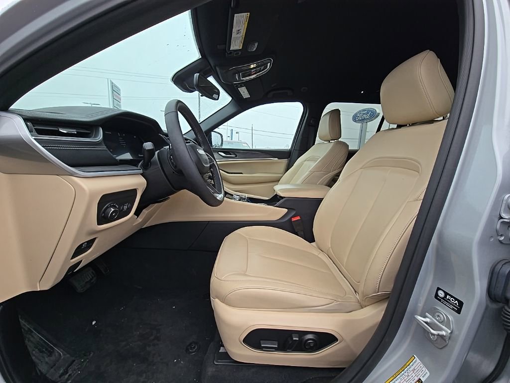 Used 2024 Jeep Grand Cherokee Limited AWD/4WD image 10