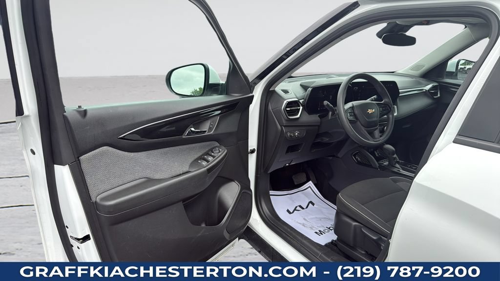 Used 2025 Chevrolet TrailBlazer LT AWD/4WD image 24