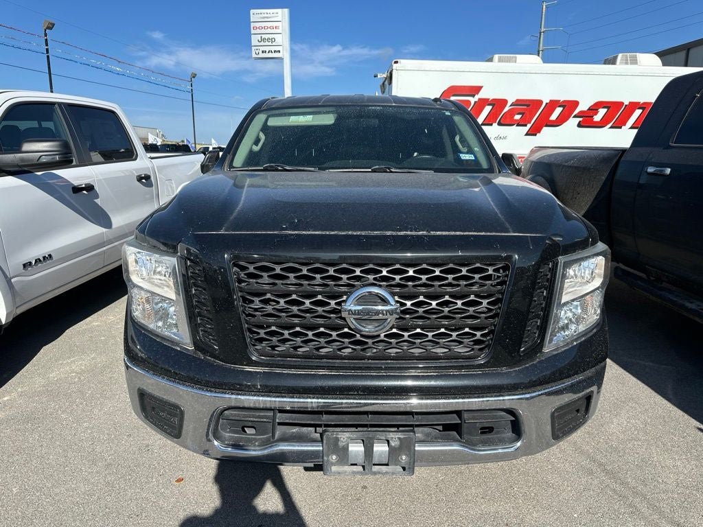 Used 2019 Nissan Titan SV RWD image 2