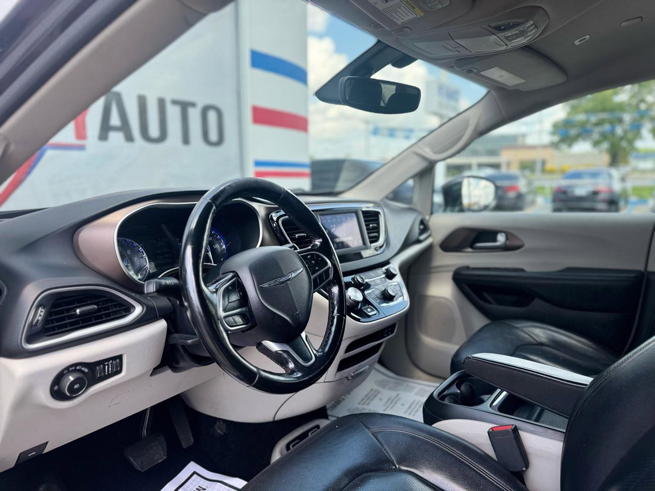 Used 2019 Chrysler Pacifica Touring-L image 34