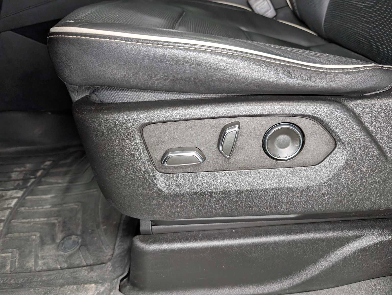 Used 2021 Cadillac Escalade Premium Luxury image 43