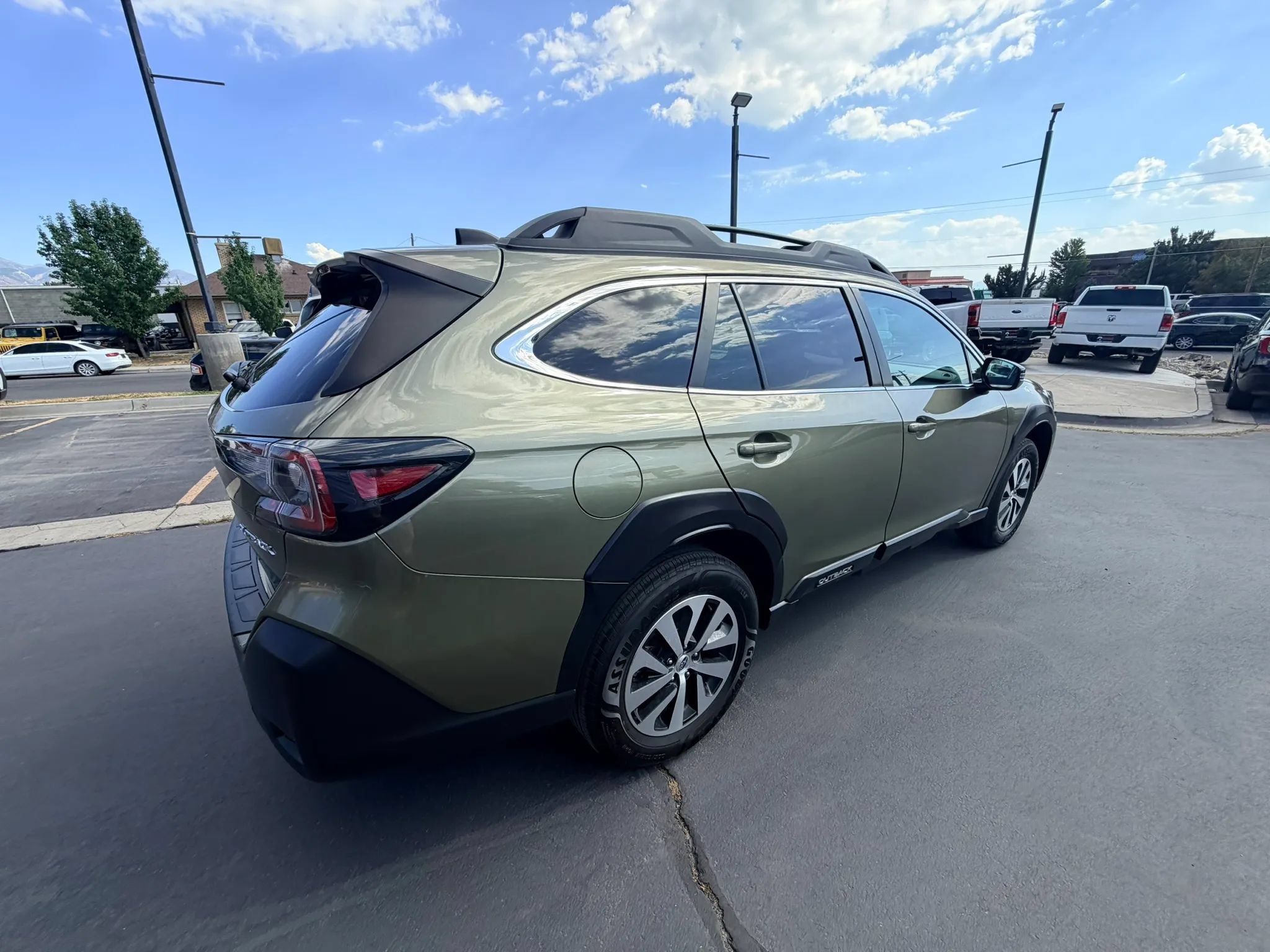 Used 2023 Subaru Outback Premium AWD/4WD image 4