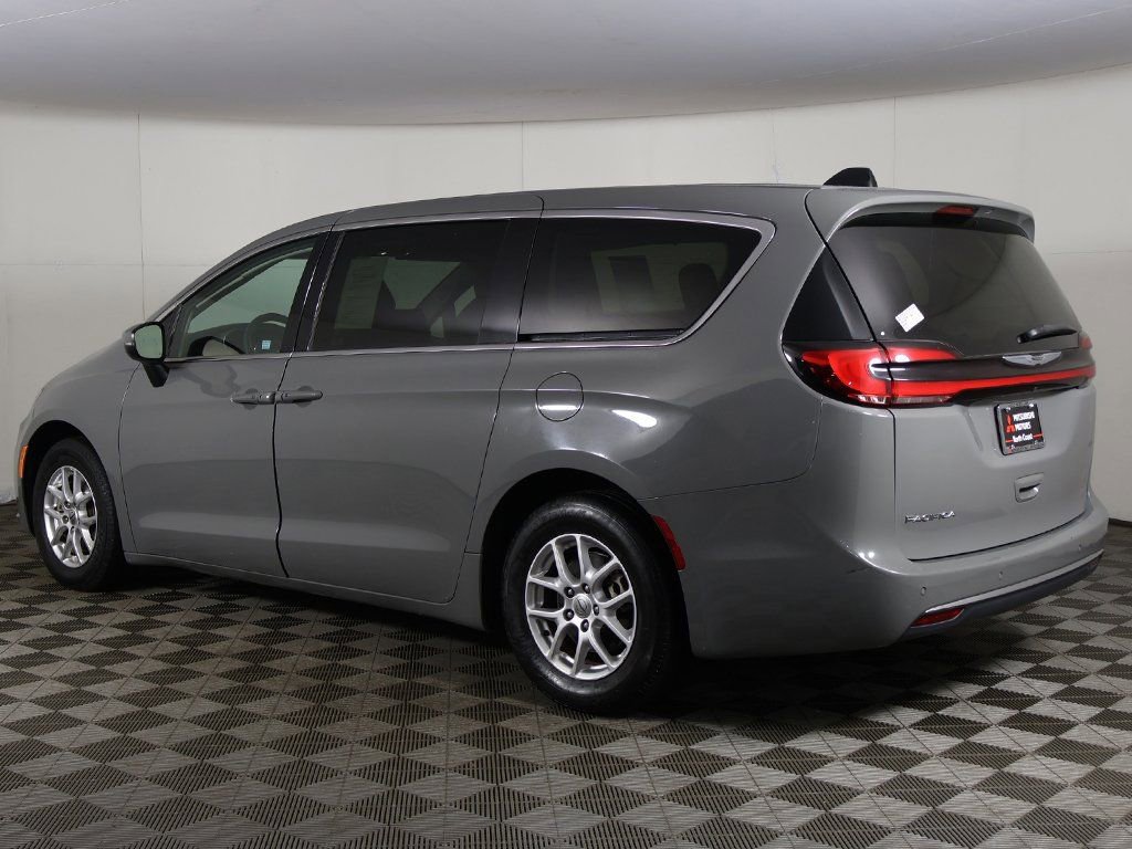Used 2023 Chrysler Pacifica Touring-L image 10