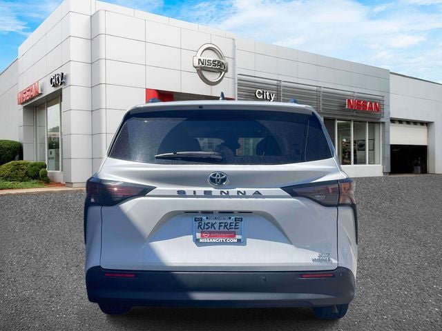 Used 2023 Toyota Sienna XLE FWD image 7