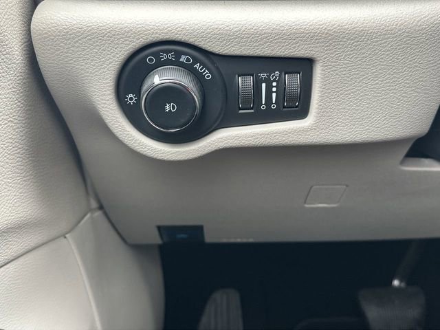 Used 2024 Chrysler Pacifica Limited FWD image 18