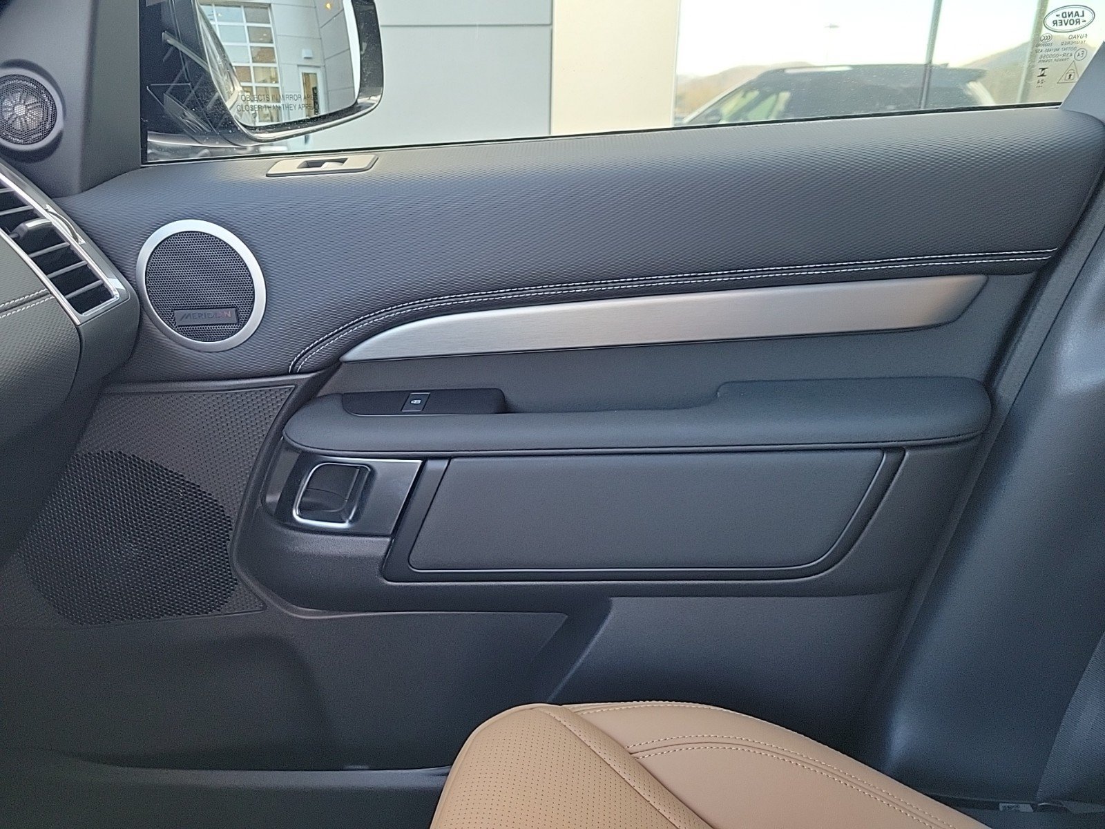 Used 2025 Land Rover Discovery Dynamic SE AWD/4WD image 29