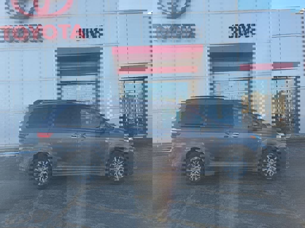 Used 2019 Toyota Sienna XLE w/ XLE Navigation Package image 2