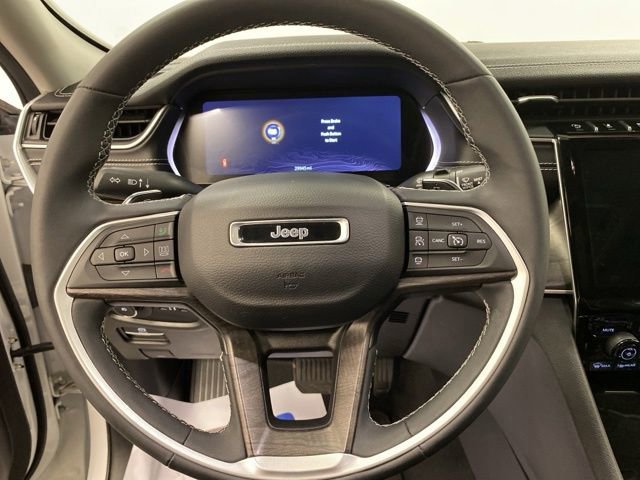 Used 2023 Jeep Grand Cherokee Limited w/ Black Appearance Package AWD/4WD image 16