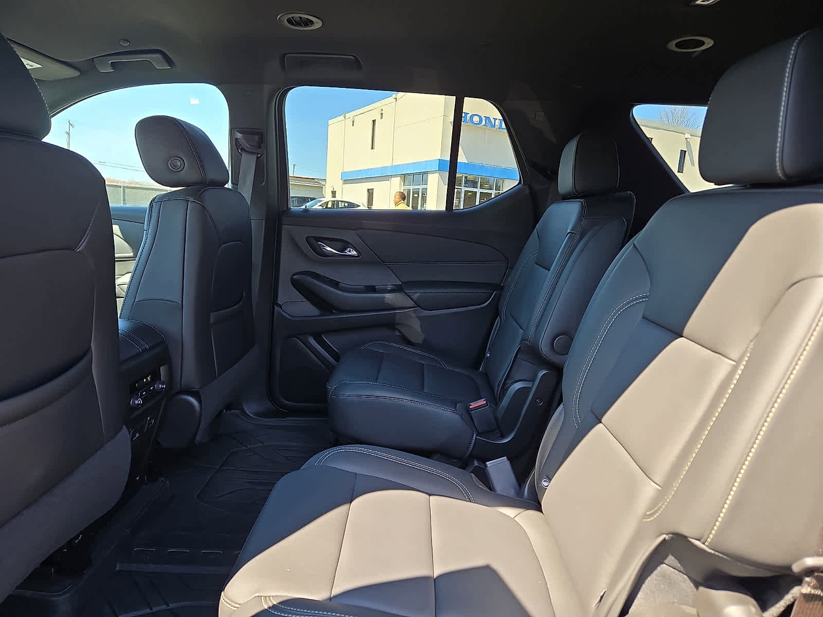 Used 2023 Chevrolet Traverse LT w/ LT Premium Package image 11