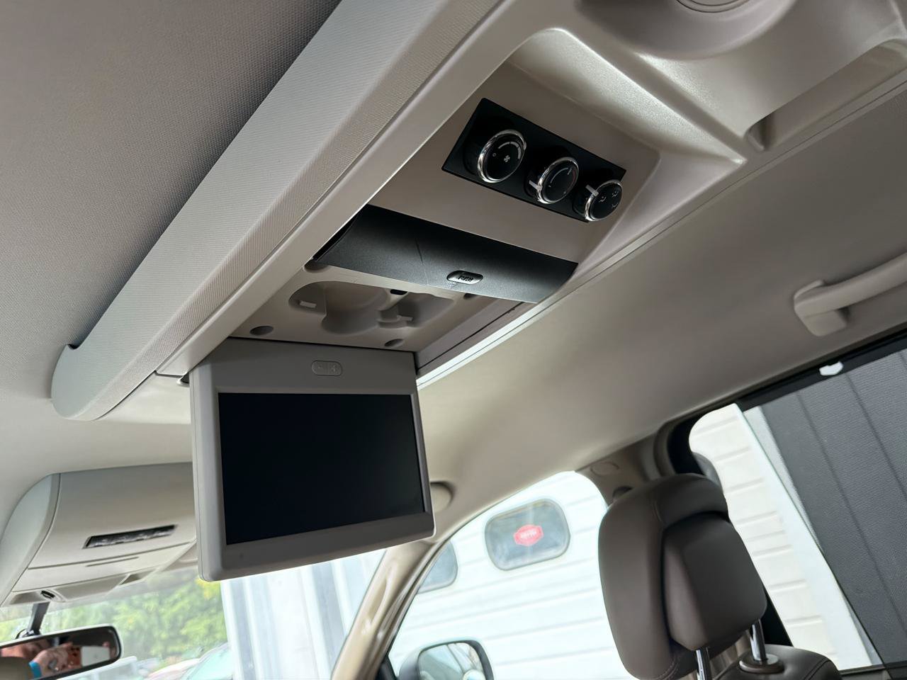Used 2011 Volkswagen Routan SE FWD image 11