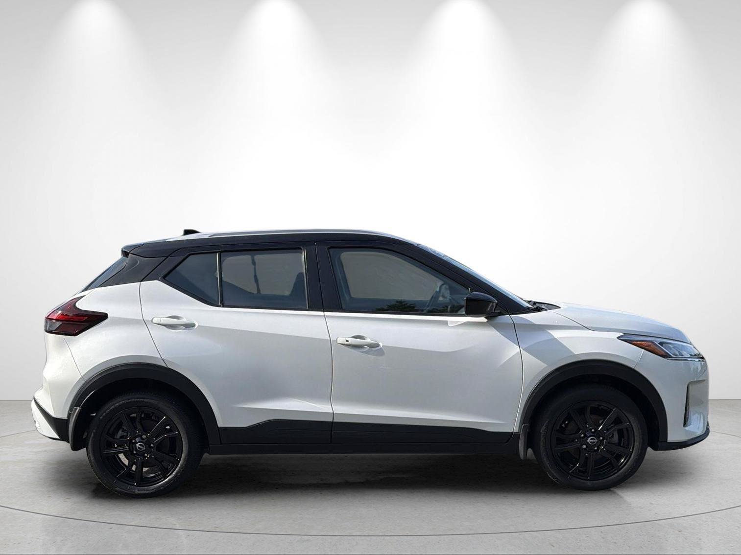 Used 2023 Nissan Kicks SV FWD image 6