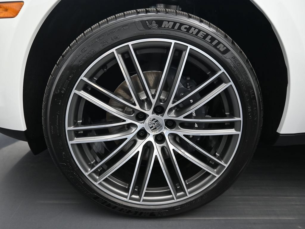 Certified 2025 Porsche Macan AWD/4WD image 6