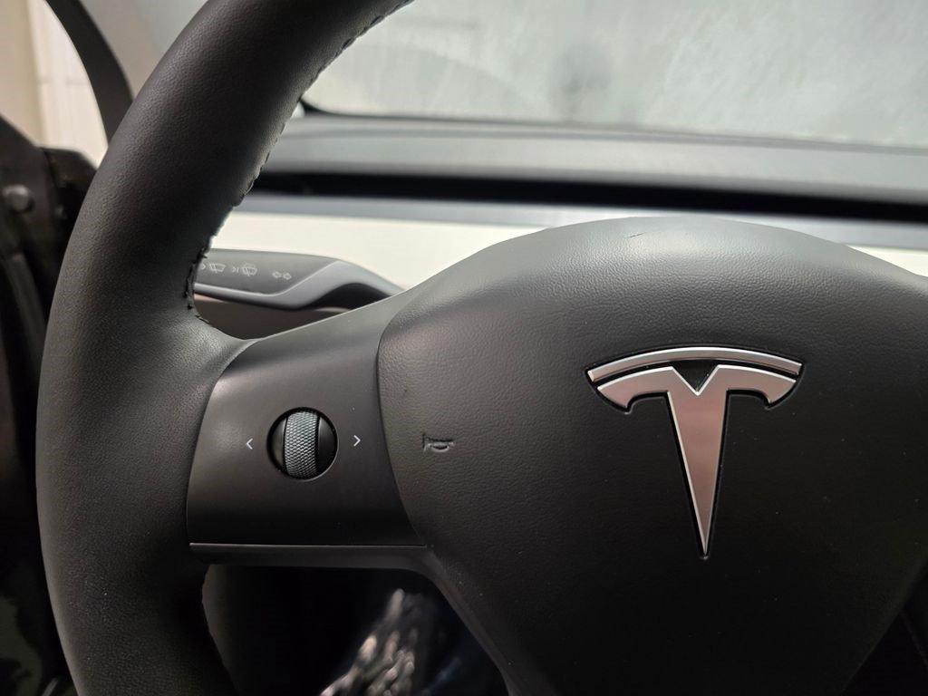 Used 2024 Tesla Model Y Long Range AWD/4WD image 23