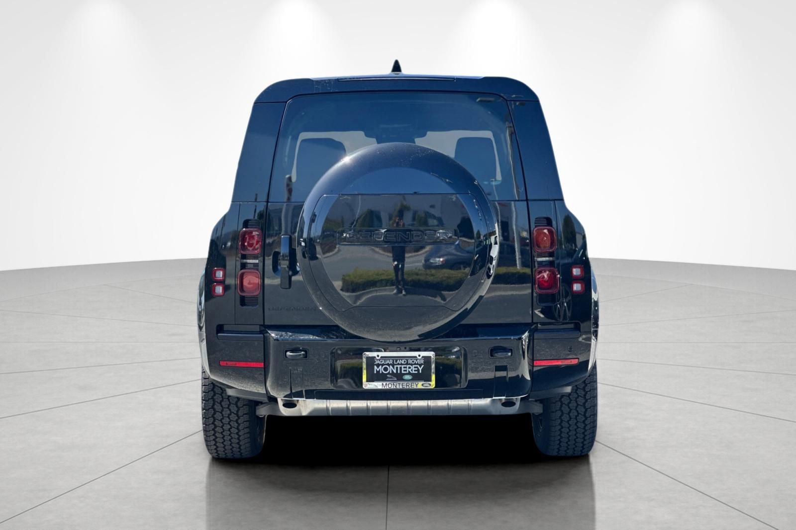 New 2024 Land Rover Defender 130 X-Dynamic SE image 5