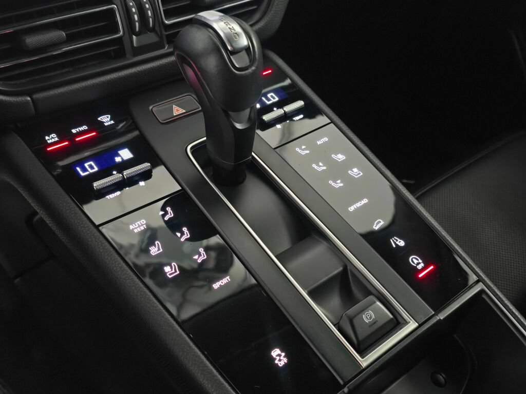 Certified 2024 Porsche Macan AWD/4WD image 18