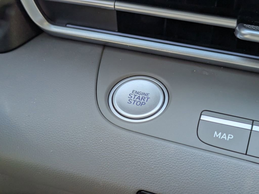 Used 2025 Hyundai Elantra SEL FWD image 24
