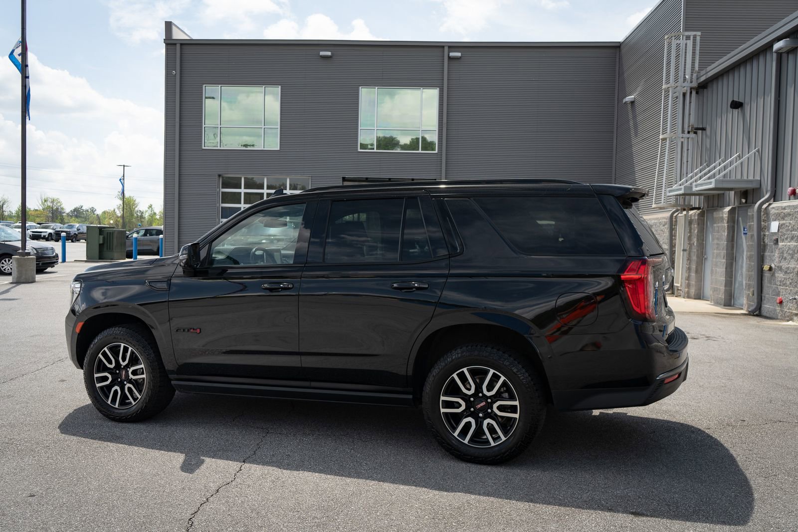Used 2023 GMC Yukon AT4 w/ AT4 Premium Package AWD/4WD image 7