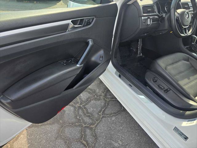 Used 2018 Volkswagen Passat 2.0T R-Line w/ R-Line Lighting Package FWD image 21
