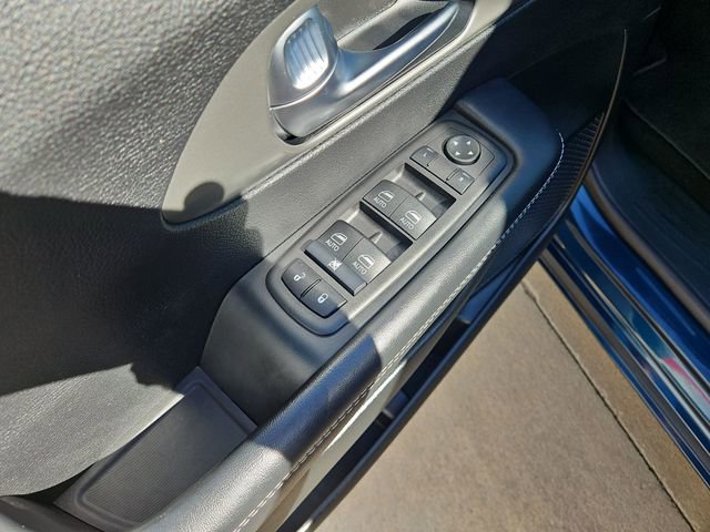 Used 2025 Chrysler Pacifica Select FWD image 11