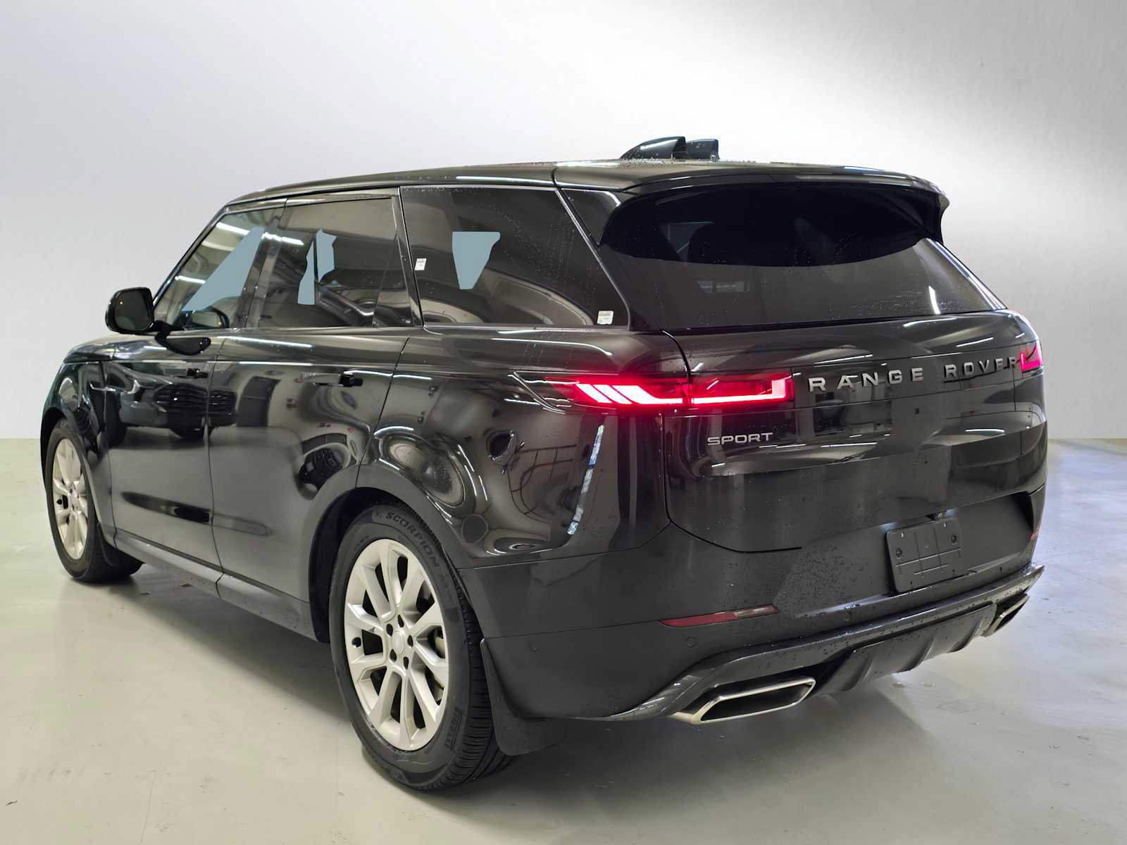 Used 2025 Land Rover Range Rover Sport SE image 3