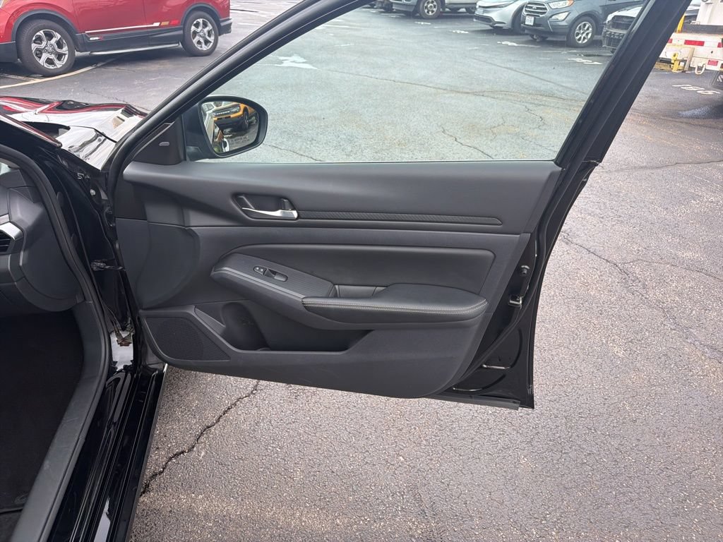 Used 2025 Nissan Altima 2.5 SV FWD image 37