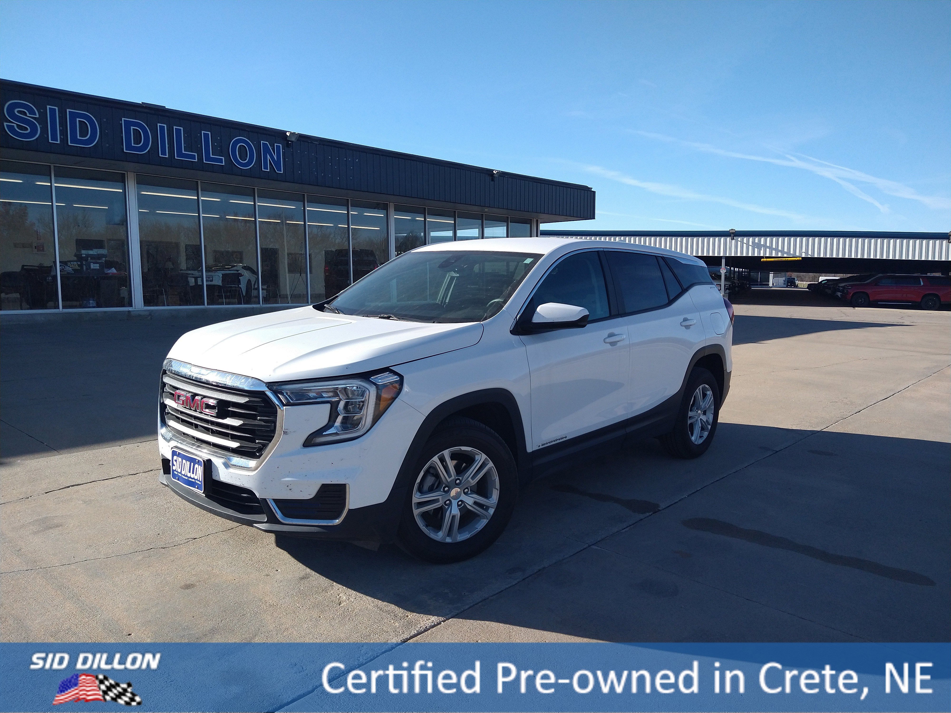 Used 2024 GMC Terrain SLE image 1