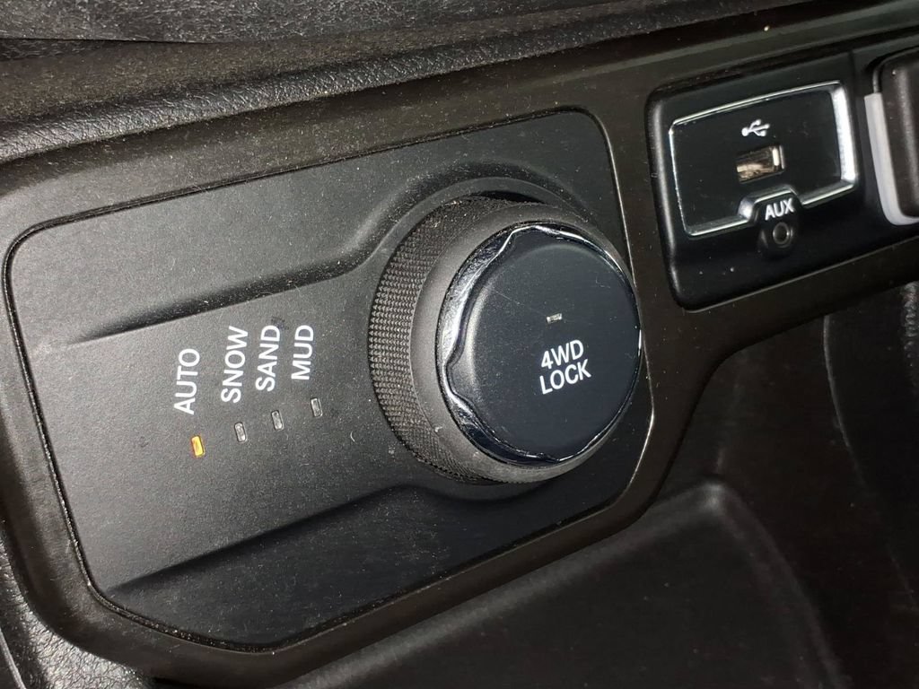 Used 2020 Jeep Renegade Latitude w/ Cold Weather Group AWD/4WD image 27