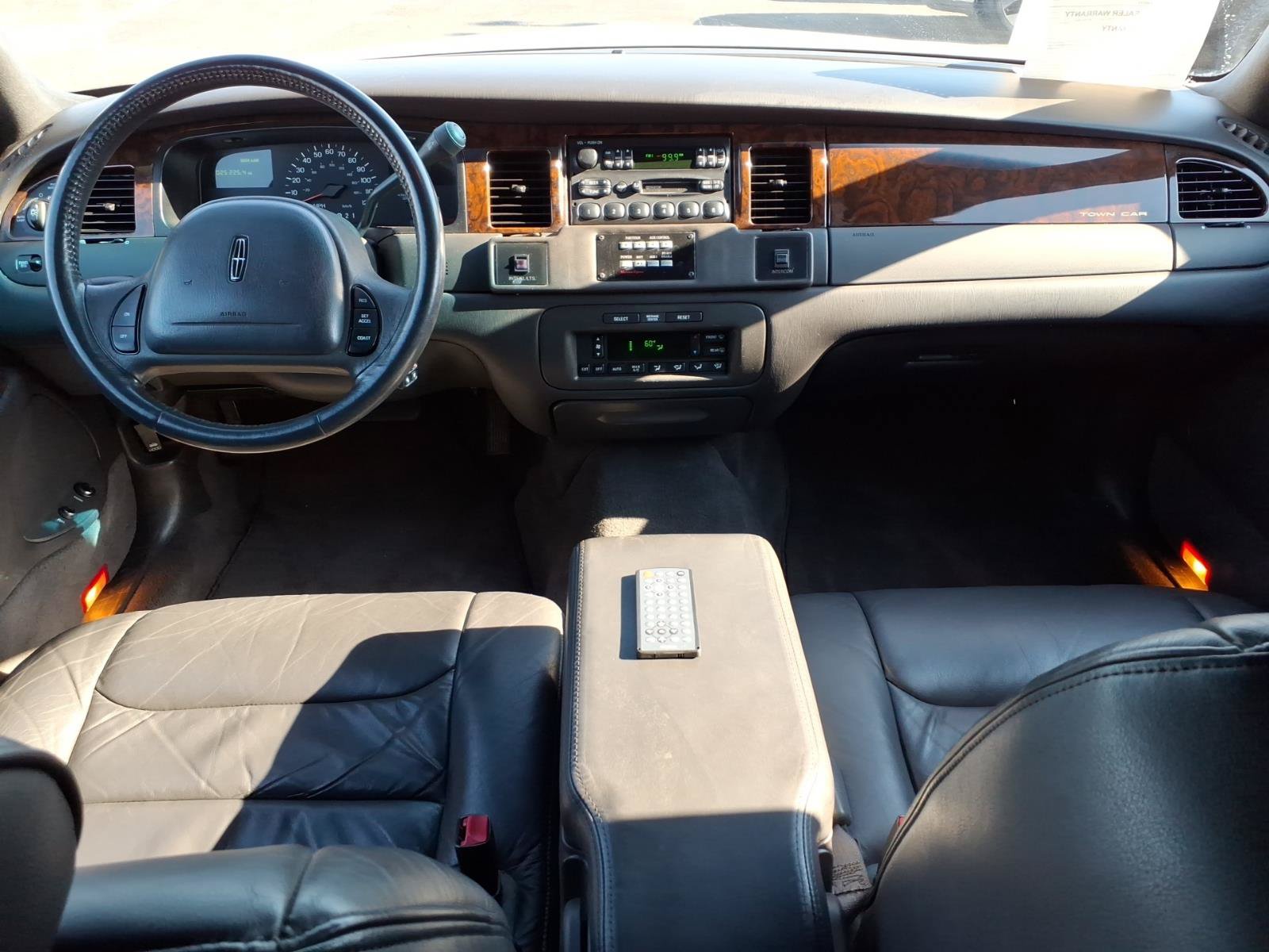 Used 1999 Lincoln Town Car Executive RWD image 19
