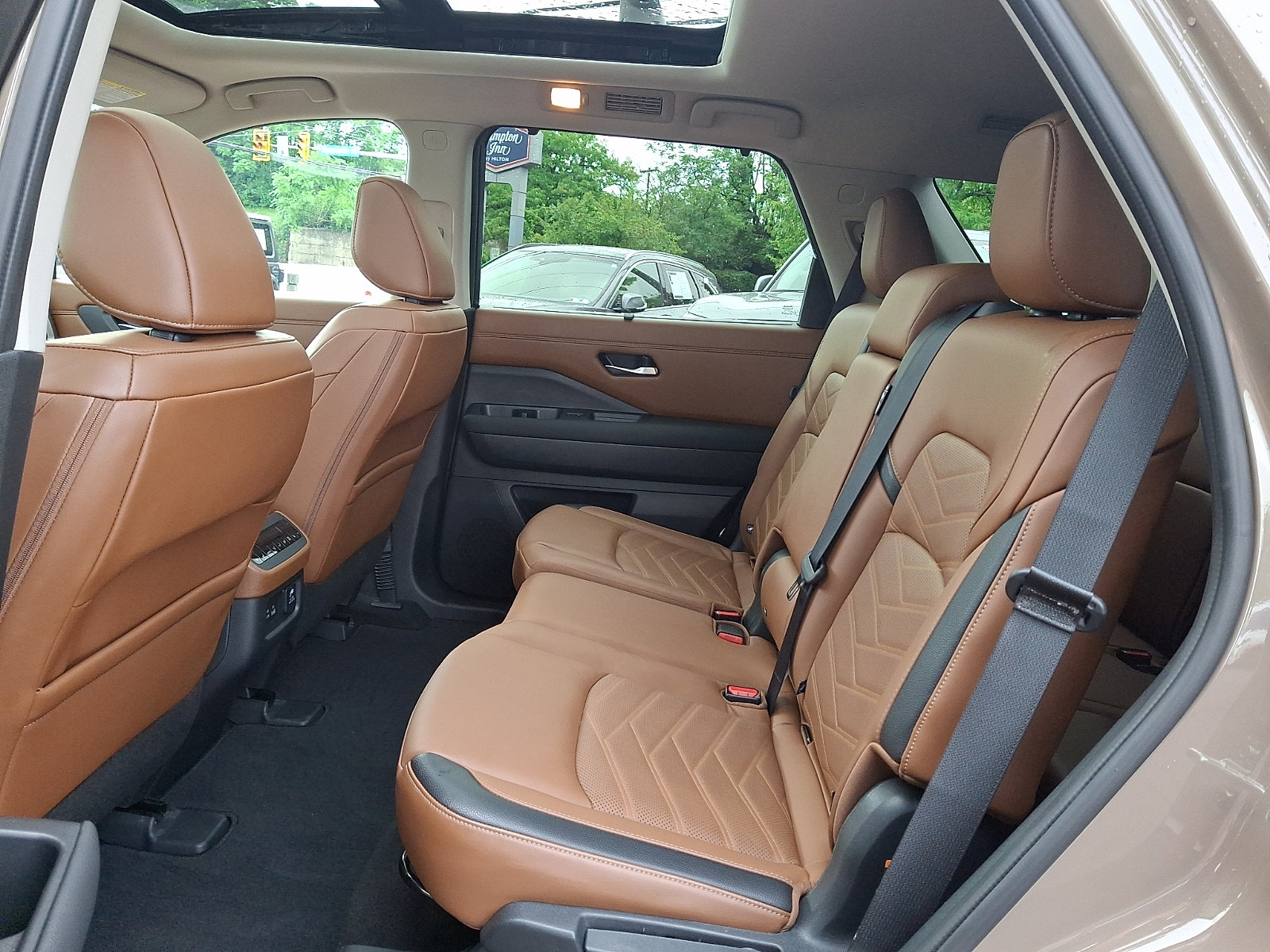 Used 2024 Nissan Pathfinder Platinum AWD/4WD image 11