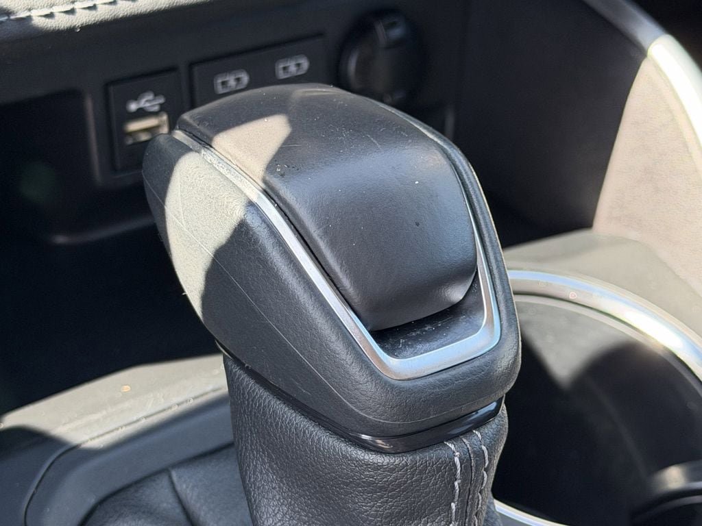 Used 2024 Toyota Highlander LE FWD image 21