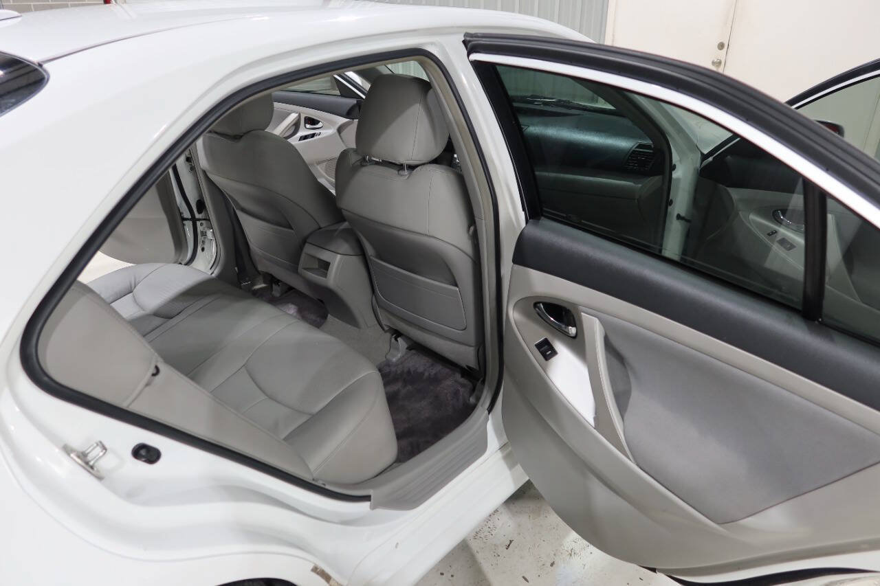 Used 2011 Toyota Camry SE w/ SE Extra-Value Pkg #1 FWD image 14
