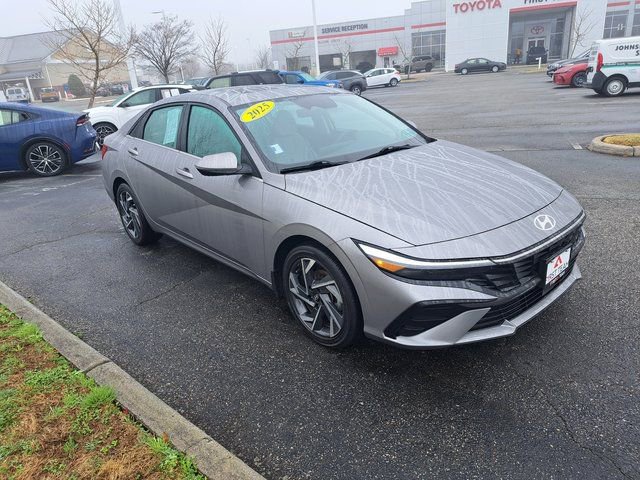 Used 2025 Hyundai Elantra Limited image 5