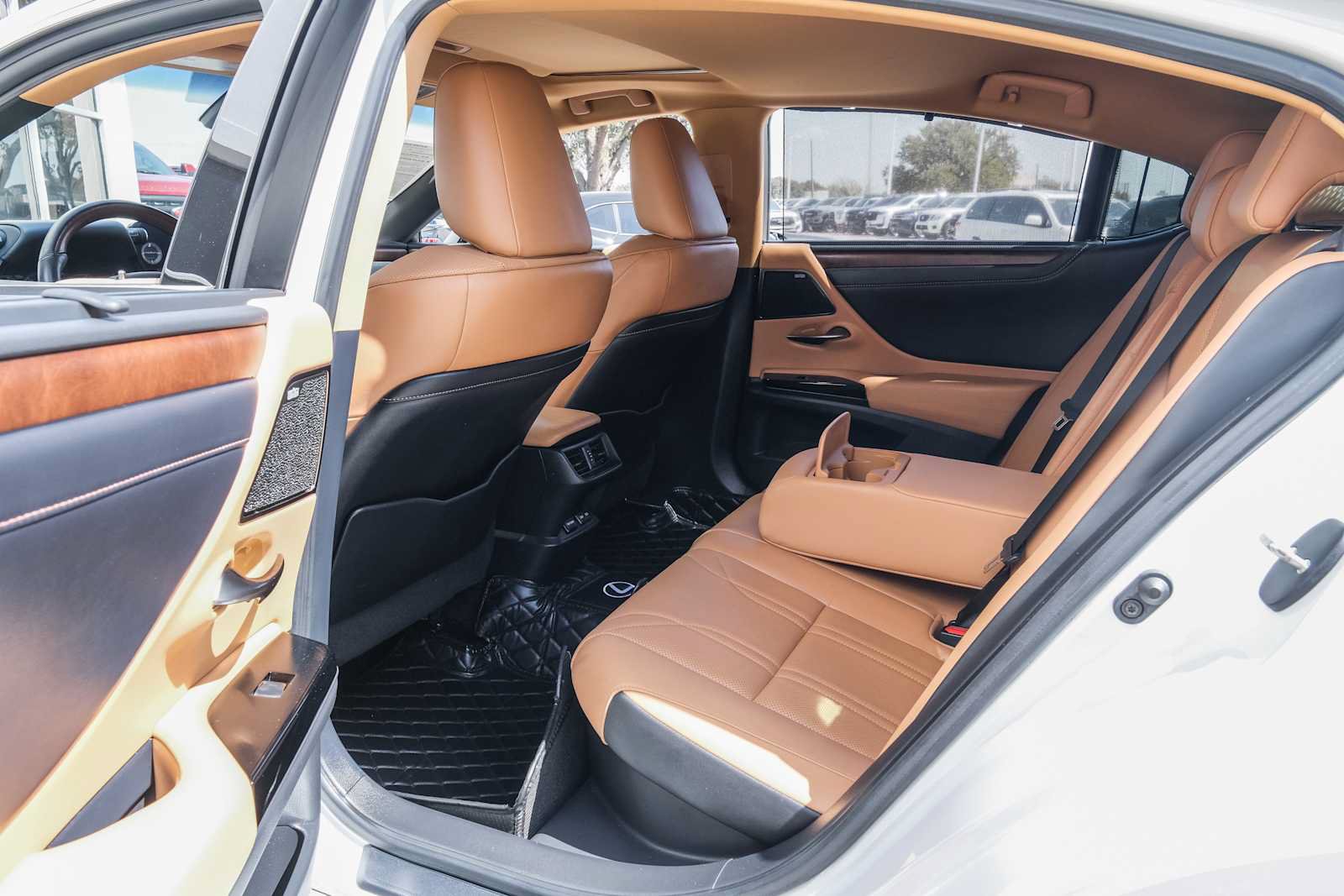 Used 2022 Lexus ES 300h Ultra Luxury w/ Accessory Package 2 FWD image 30