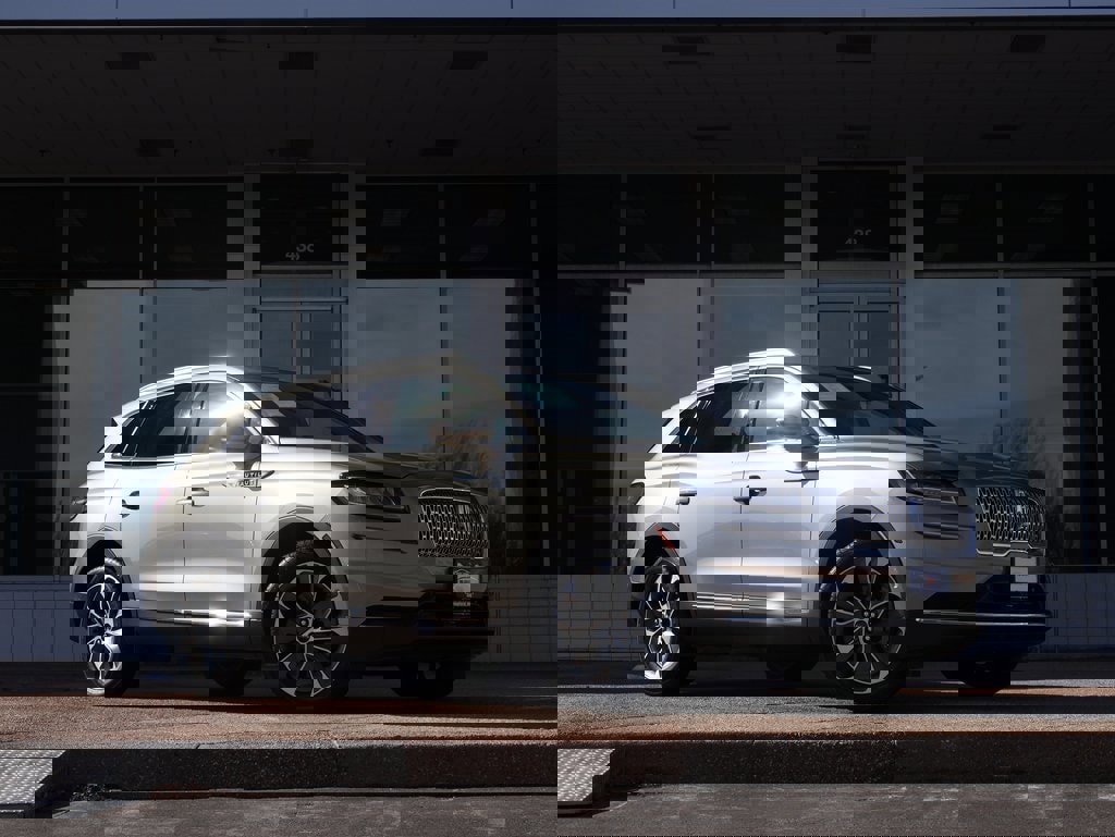 Used 2023 Lincoln Nautilus Reserve w/ Equipment Group 201A image 2