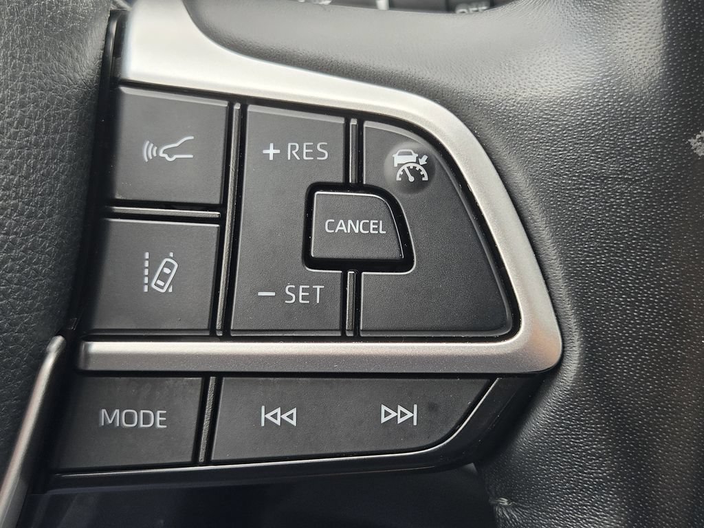 Used 2024 Toyota Highlander XLE FWD image 23